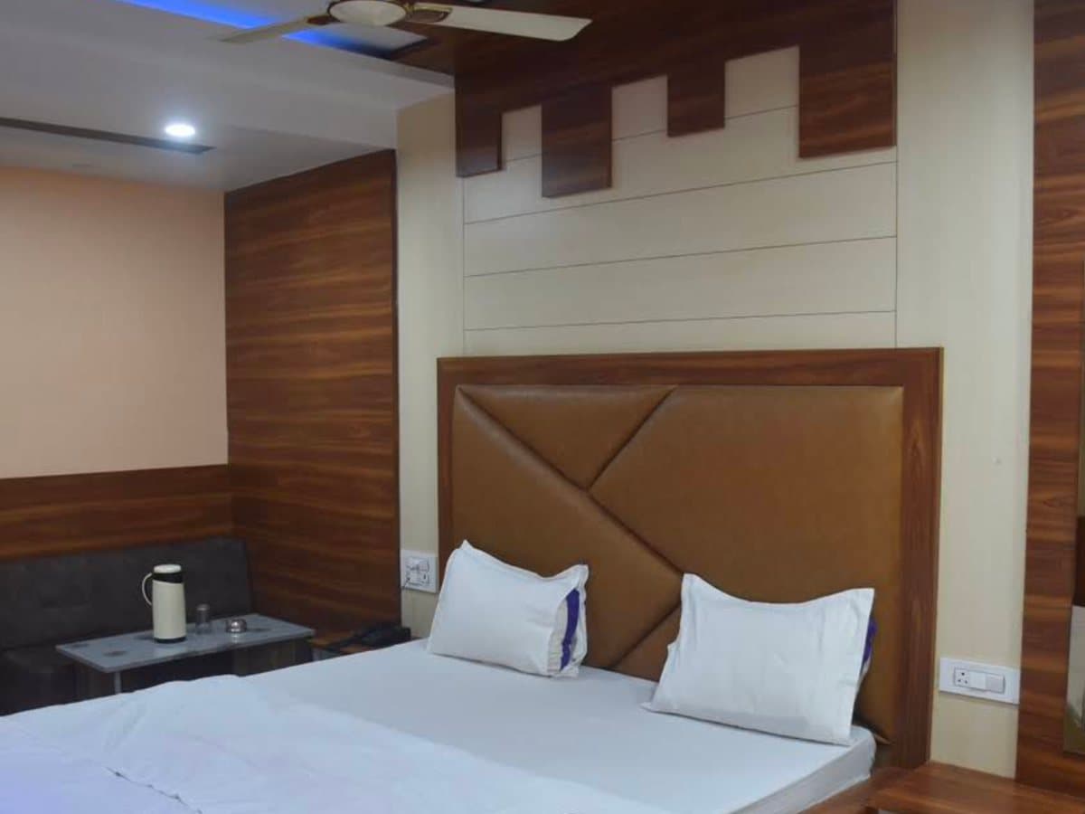 Hotel Kartik deluxe room, Deoghar